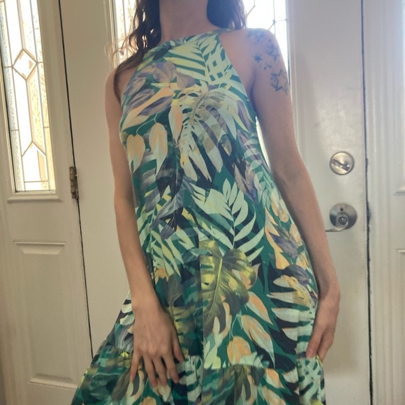 Very stretchy tropical print pull on shift dress. Ties in back. Size S - Picture 5 of 6